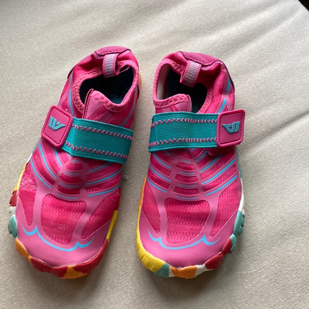 Girls size 1 water shoes like new
